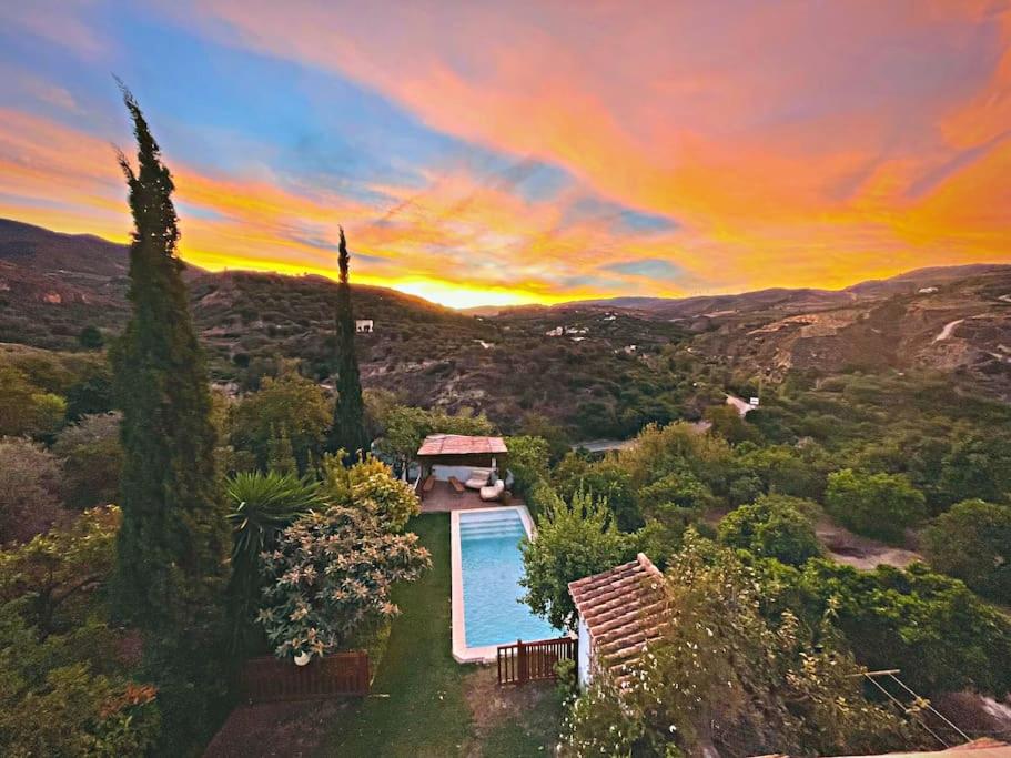 Sunset mountain-view villa with garden & pool sett ovenfra