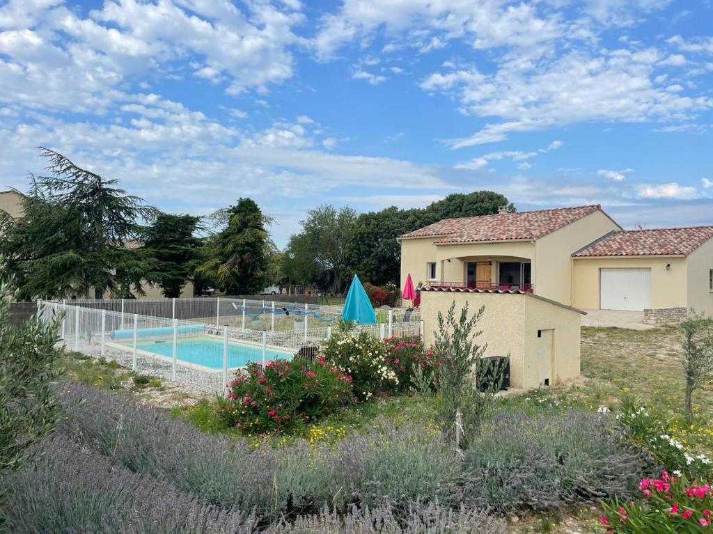 a house with a swimming pool in a yard at Au Clos des Faysses in Orgnac-lʼAven