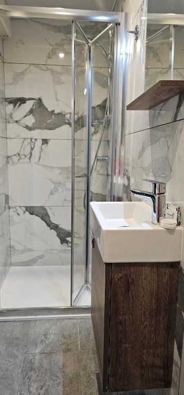 W łazience znajduje się umywalka i prysznic. w obiekcie La Playa Hotel w mieście Marsalforn