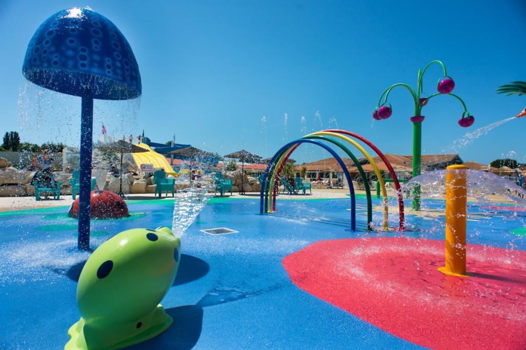 - un parc aquatique avec une aire de jeux et un parc aquatique dans l'établissement Mobil Home tout confort aux Charmettes, aux Mathes