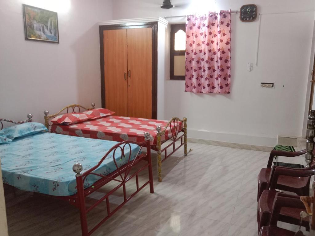 um quarto com 2 beliches e uma porta em Bava guest house em Tiruvannamalai