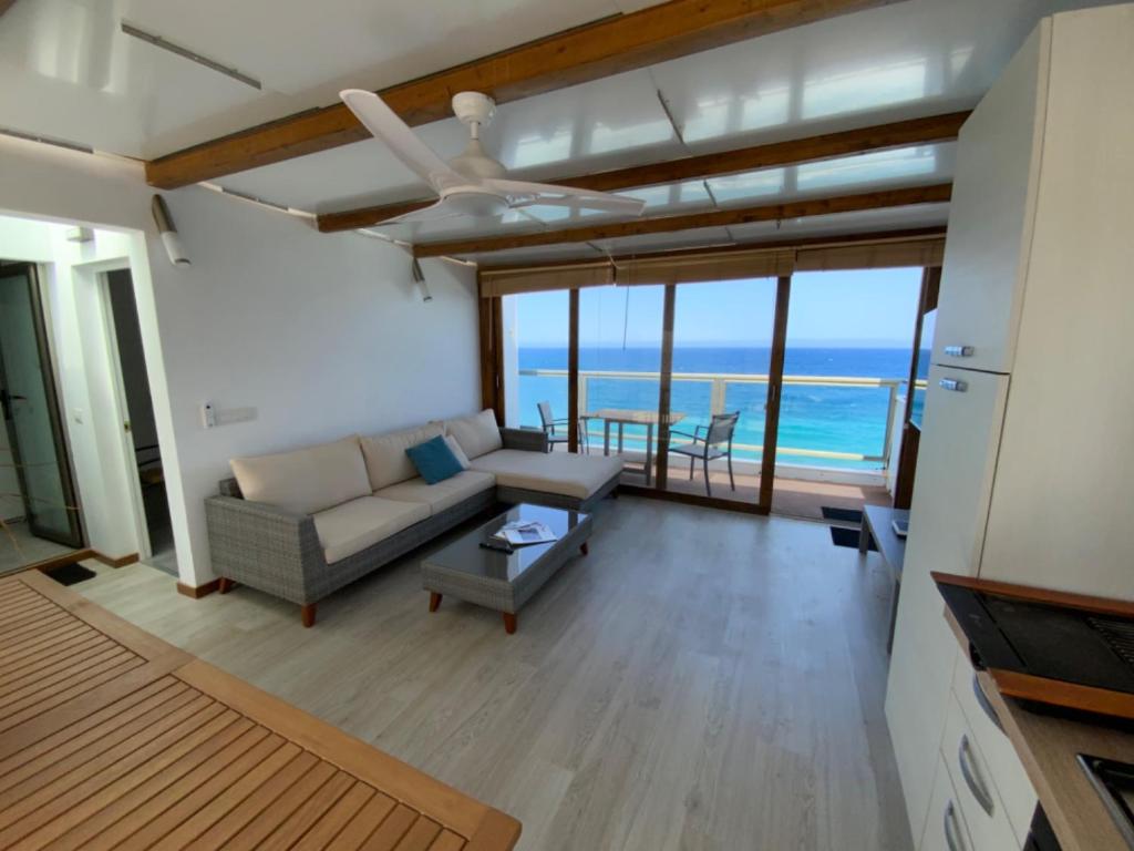 uma sala de estar com um sofá e uma mesa em Eros OceanView Attic em Santa Cruz de Tenerife