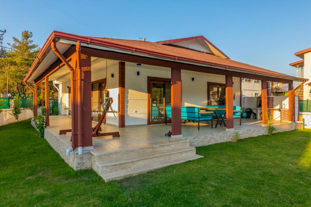 einen Pavillon mit einer Terrasse auf einem Haus in der Unterkunft Denis Villa in Muğla