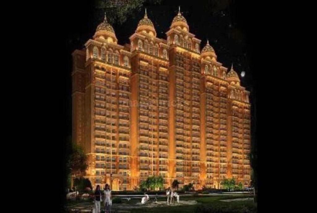 un grande edificio è illuminato di notte di Tranquil Manor With Swimming Pool a Lucknow