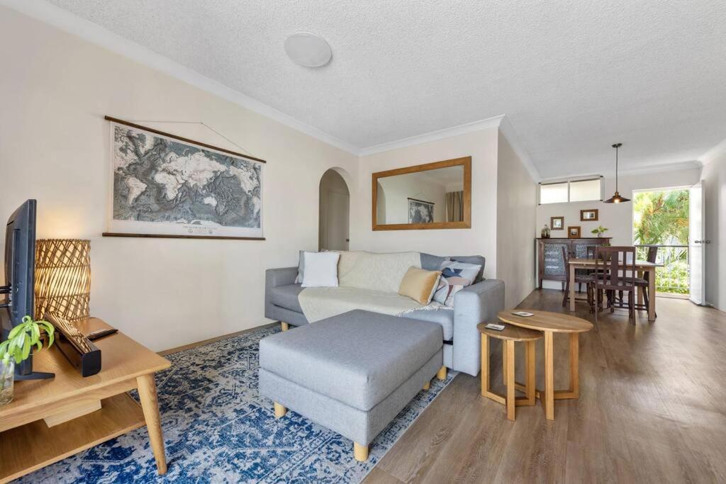 - un salon avec un canapé et une table dans l'établissement Terrific & Tranquil! 1Bed/1Bath/Balcony~ Clayfield, à Brisbane