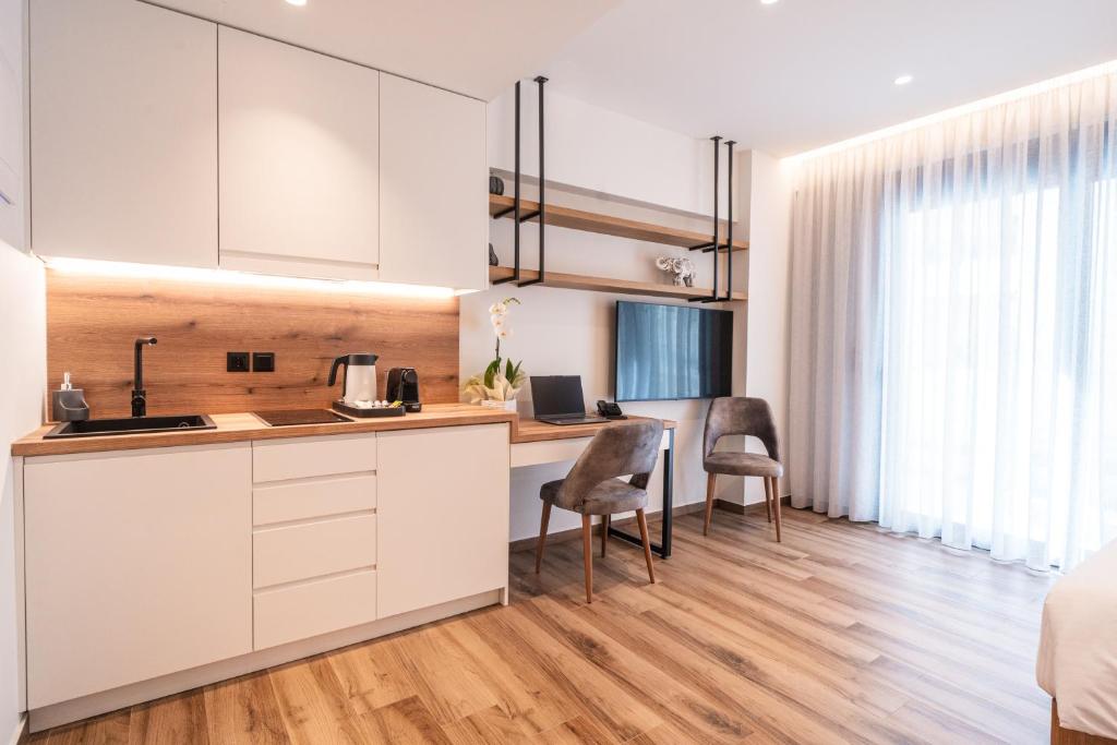 Kuchyň nebo kuchyňský kout v ubytování Volos Inn Hotel