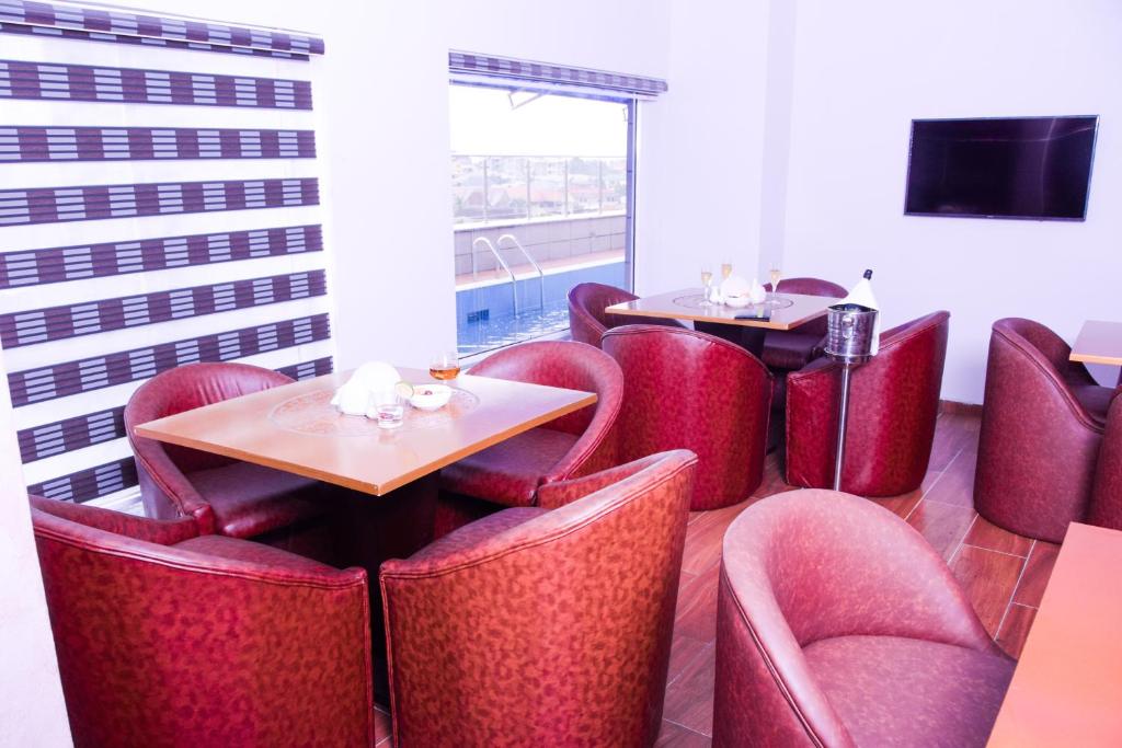 TV a/nebo společenská místnost v ubytování LIMEWOOD HOTEL