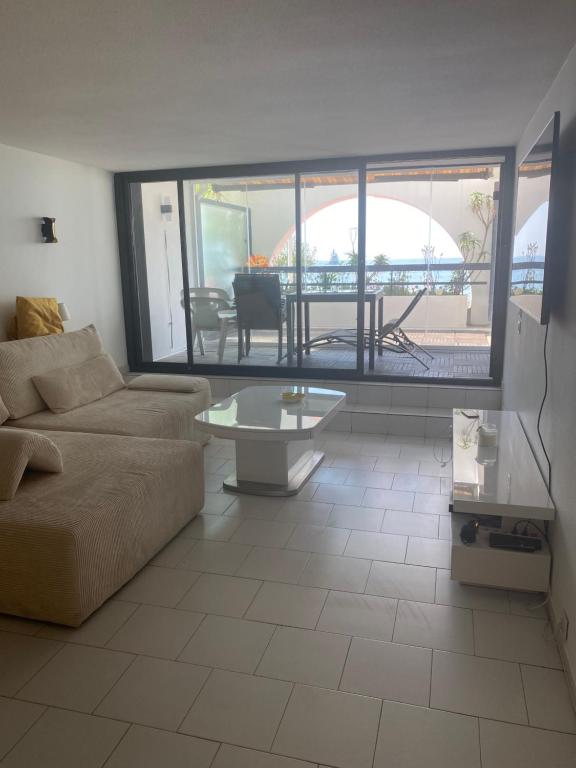 un salon avec un canapé et une table dans l'établissement Aux terrasses de la mer, à Cannes