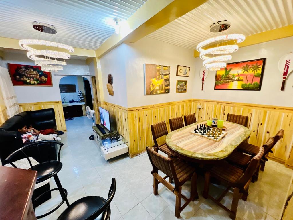 - une salle à manger avec une table et des chaises dans l'établissement Baguio Cozy Home, à Baguio