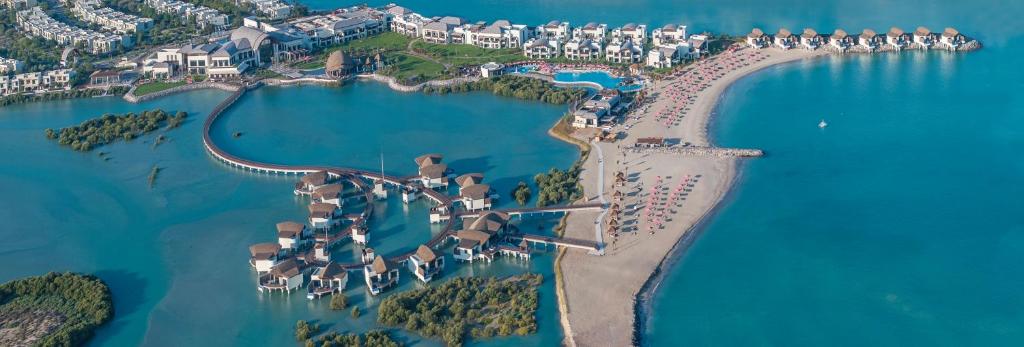 una vista aérea de un complejo en una isla en el agua en Anantara Mina Al Arab Ras Al Khaimah Resort, en Ras al Khaimah