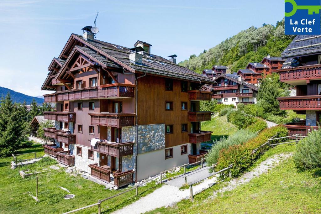 un groupe de bâtiments dans un village de montagne dans l'établissement Résidence Pierre & Vacances Premium Les Fermes De Méribel, à Méribel