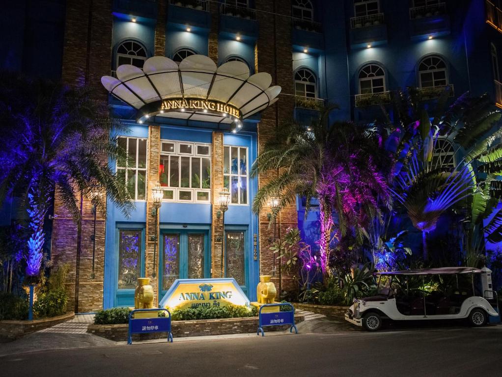 een gebouw waar 's nachts een golfkar voor staat bij Anna King Hotel in Chiayi City
