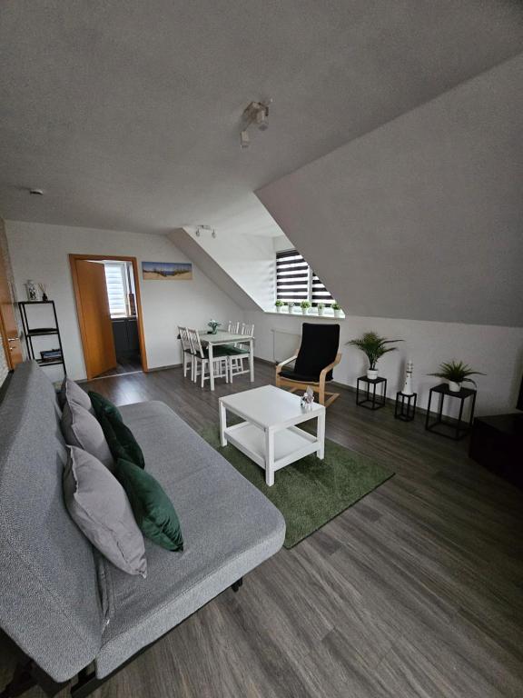 uma sala de estar com um sofá e uma mesa em Ferienwohnung Muggelig em Kiel