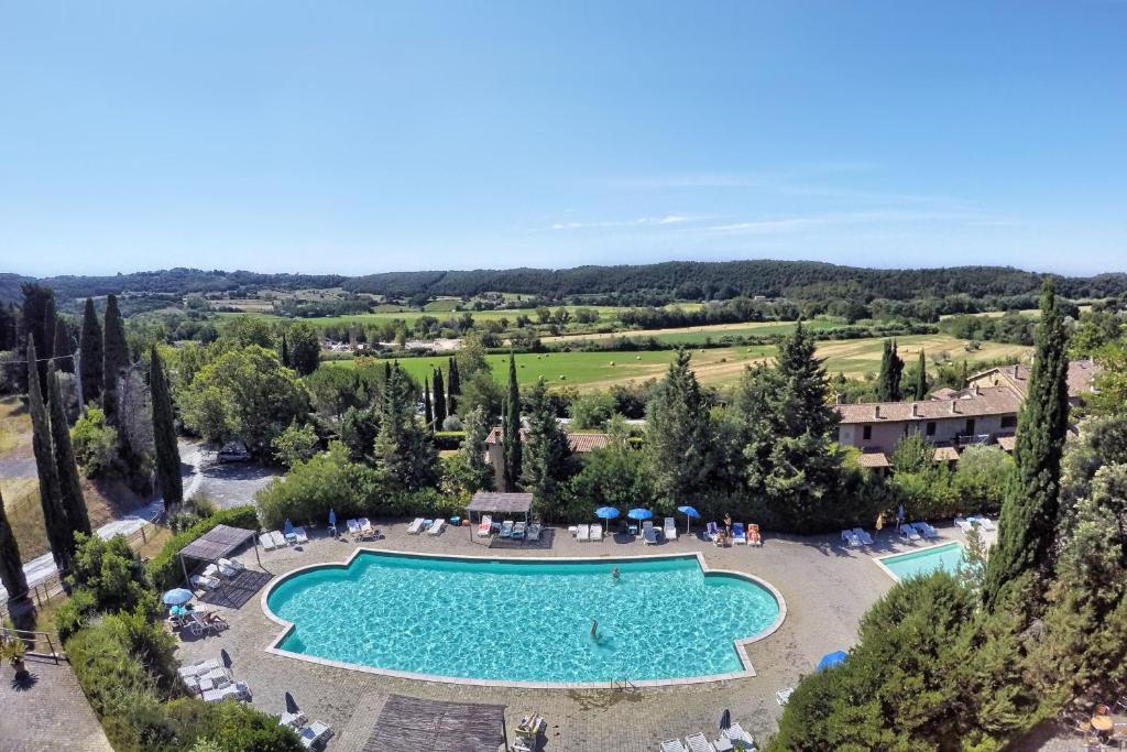 una vista sul tetto di una grande piscina in un resort di Il Cigliere Wellness Spa Resort a Riparbella
