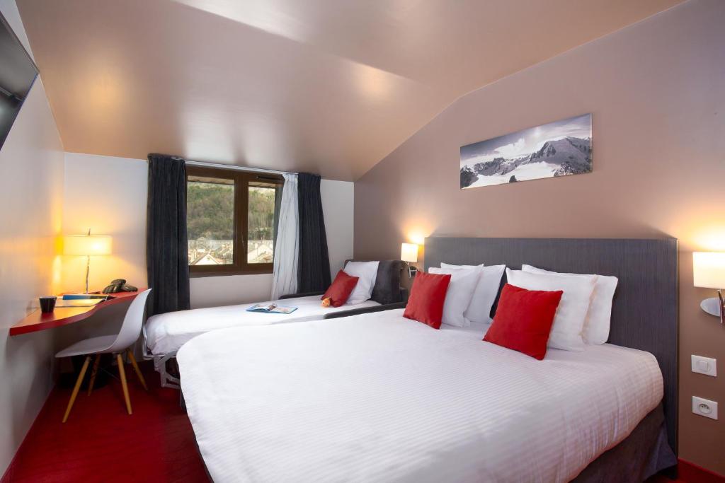 Postel nebo postele na pokoji v ubytování SOWELL HOTELS Le Parc & Spa