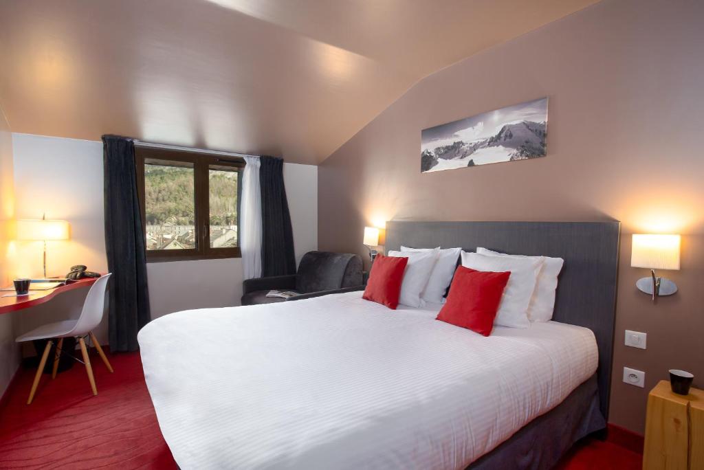 Postel nebo postele na pokoji v ubytování SOWELL HOTELS Le Parc & Spa