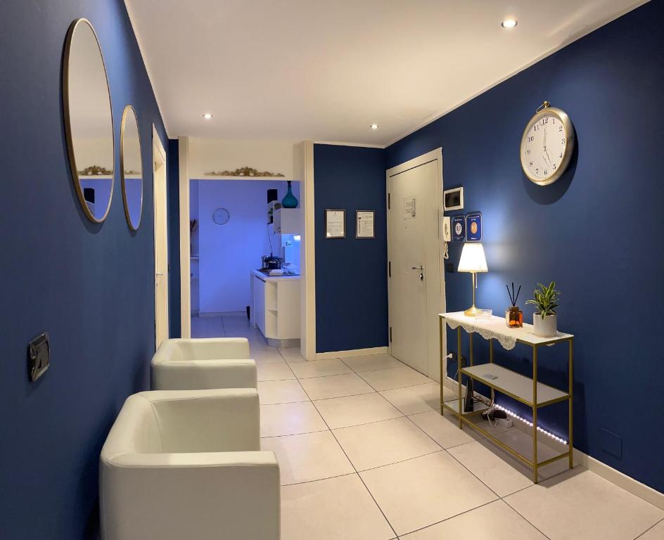 Baño azul con aseo y lavamanos en Il Tenore B&B, en Verona