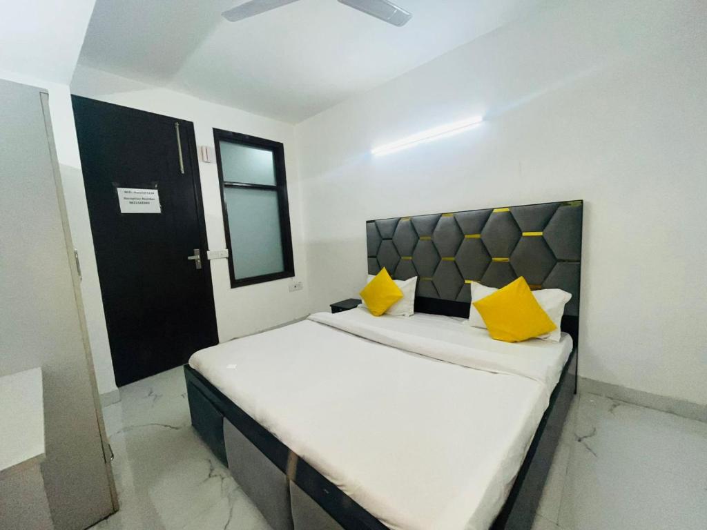 Hotel 24&7 - Malviya Nagar tesisinde bir odada yatak veya yataklar