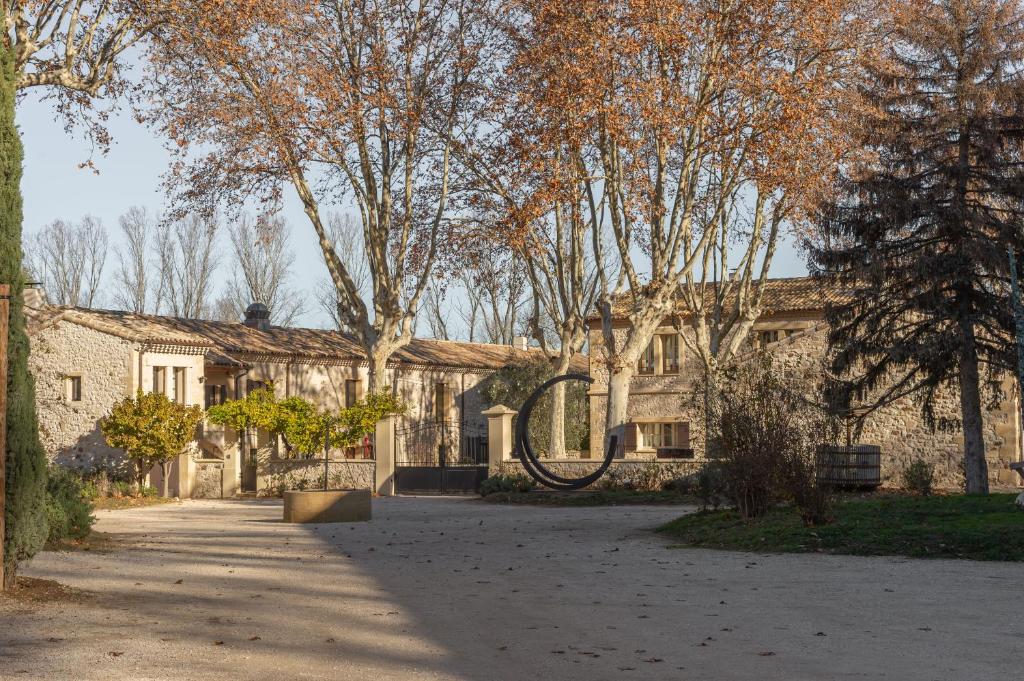 un gran edificio de piedra con árboles delante de él en Domaine de Panery, en Pouzilhac