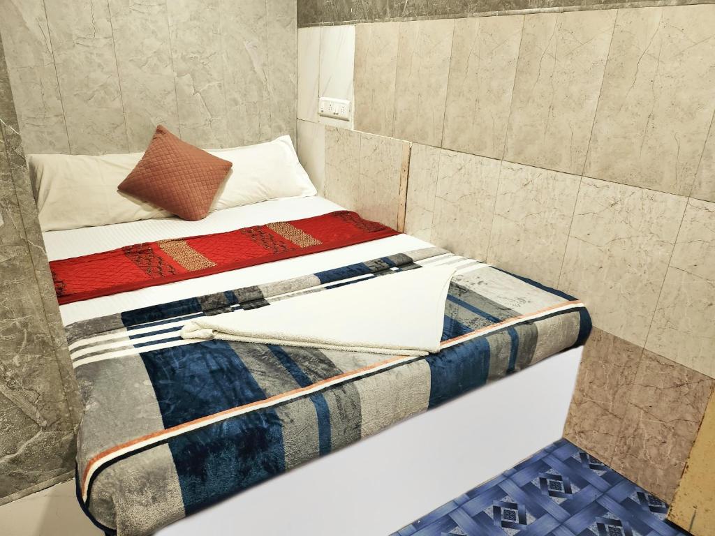 Tempat tidur dalam kamar di HOTEL AMAAN PALACE