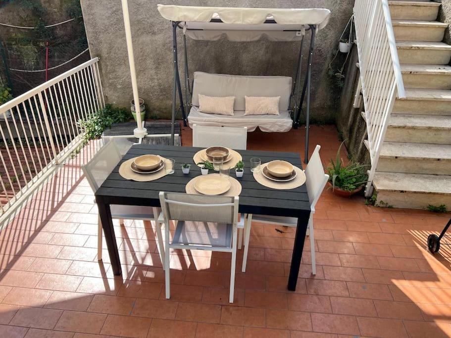 Virgy Green House في روما: طاولة سوداء وكراسي على الفناء