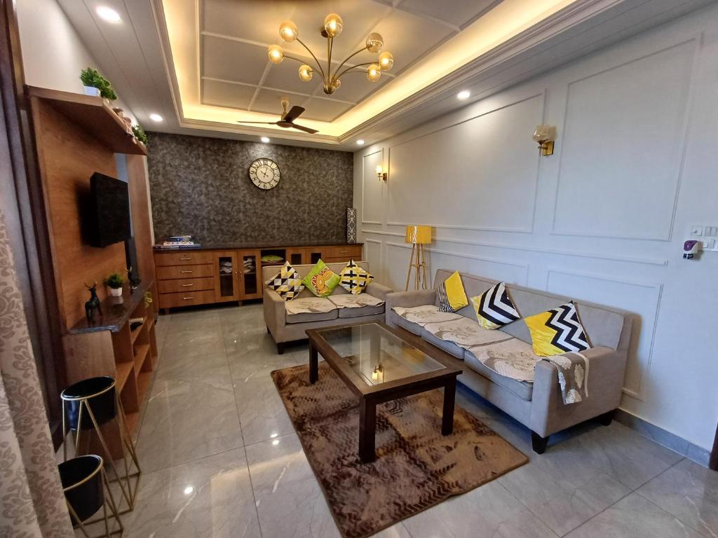 uma sala de estar com dois sofás e uma mesa de centro em Ganges Stay-Beautiful One BHK Apartment em Rishikesh