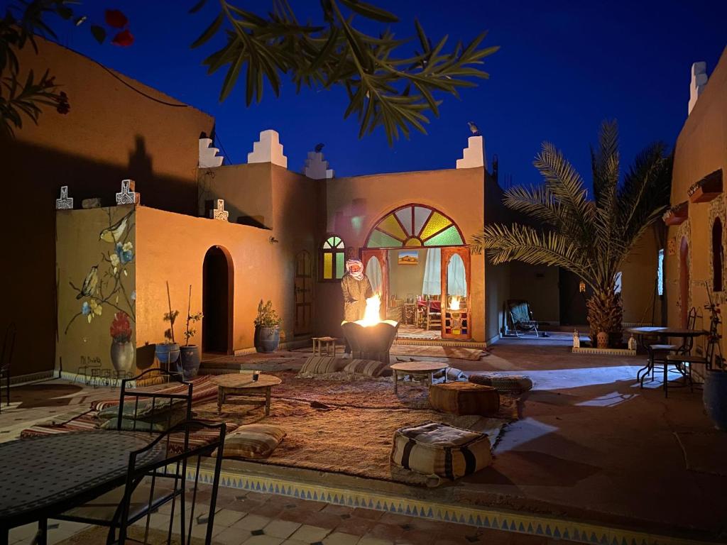 un cortile di una casa con un fuoco al centro di Dar M'hamid a M'Hamid