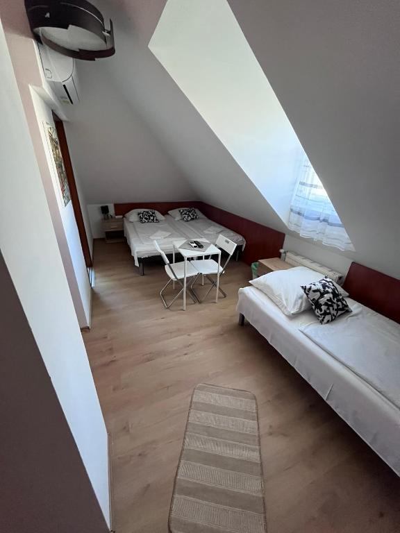 Postel nebo postele na pokoji v ubytování Május 1 Vendégház - Torony