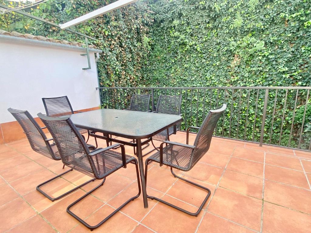 a table and chairs sitting on a patio at La Casa de Enfrente in Antequera