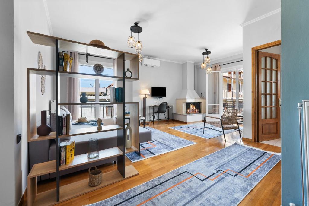 ein Wohnzimmer mit Bücherregal in der Unterkunft A&M apartment Lefkada in Lefkada Town