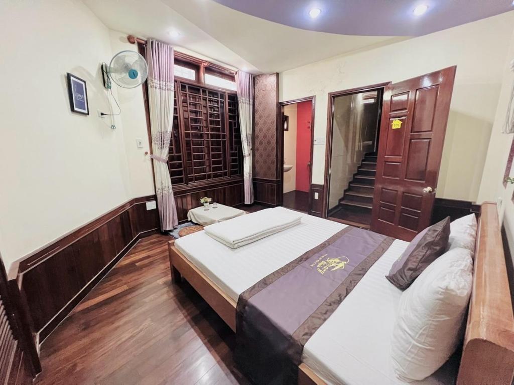 une chambre avec un grand lit et une fenêtre dans l'établissement canary homestay-We love having you here! Nguyên căn, à Hue