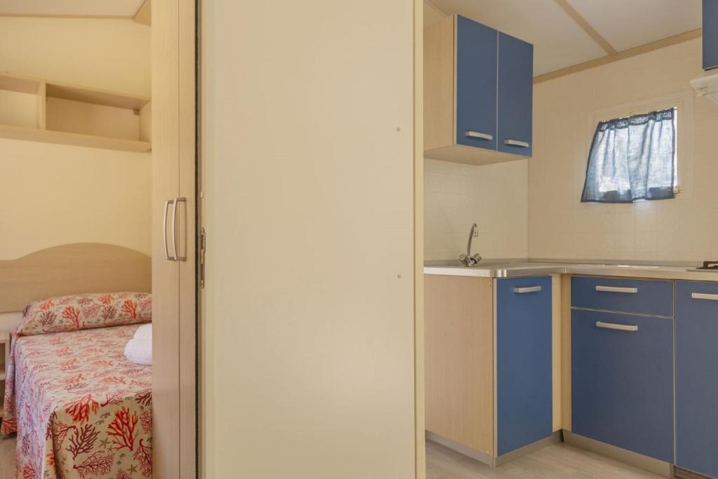 Kuchyň nebo kuchyňský kout v ubytování Camping La Scogliera - Maeva Vacansoleil