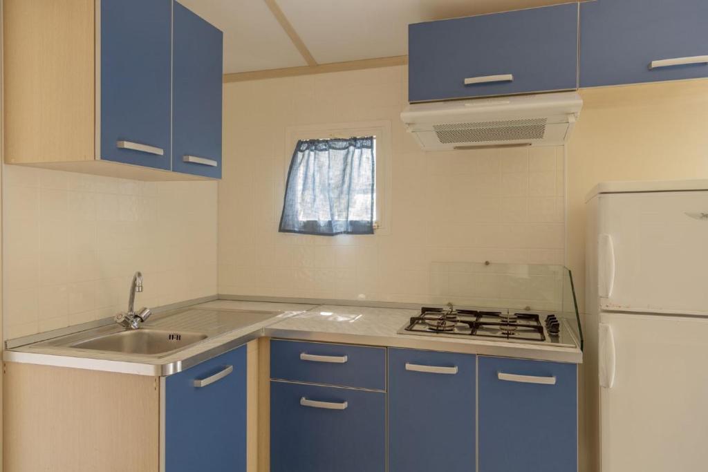 Kuchyň nebo kuchyňský kout v ubytování Camping La Scogliera - Maeva Vacansoleil