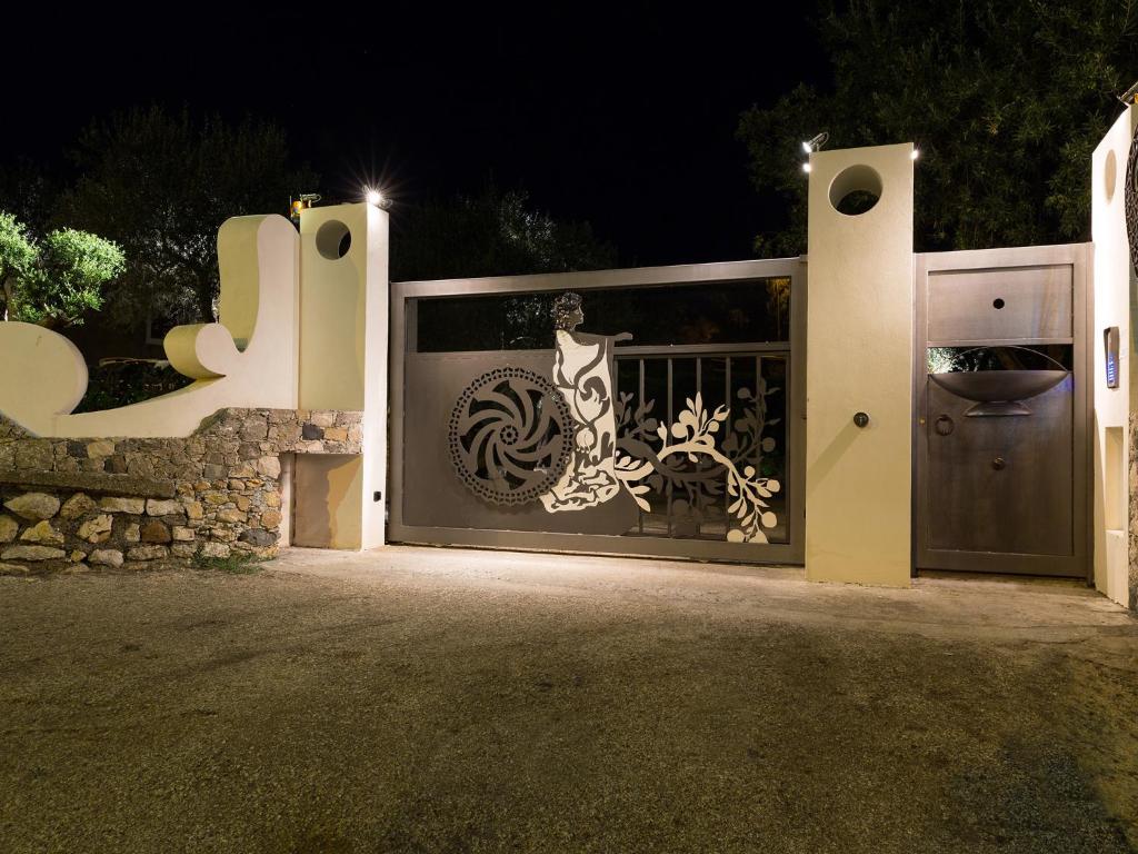 une porte menant à une maison la nuit avec une porte dans l'établissement Medea Residence appartamenti vacanze, à Taormine