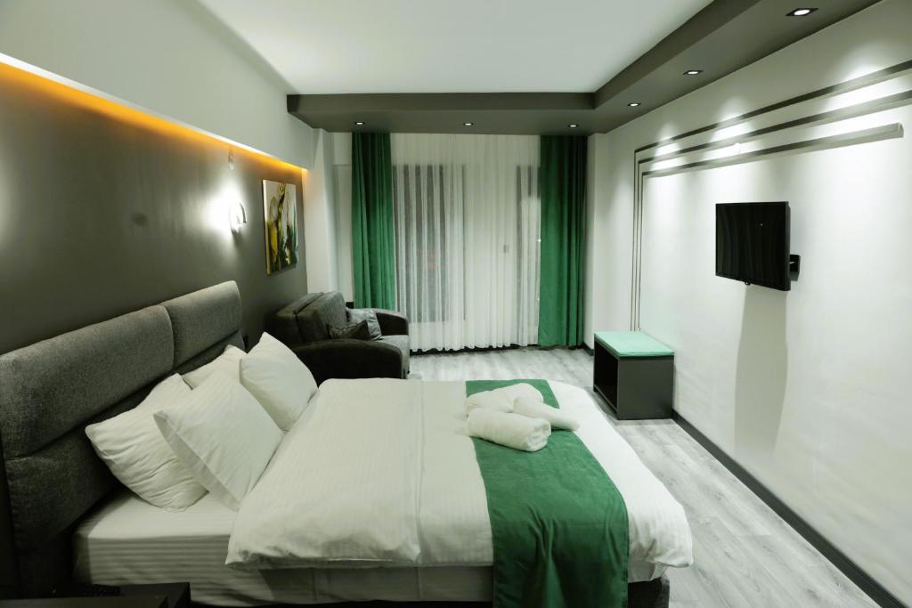 TV a/nebo společenská místnost v ubytování Aybek Ratio Hotel