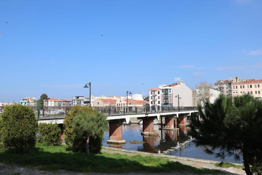 Výhled na řeku, která protéká v blízkosti hotelu