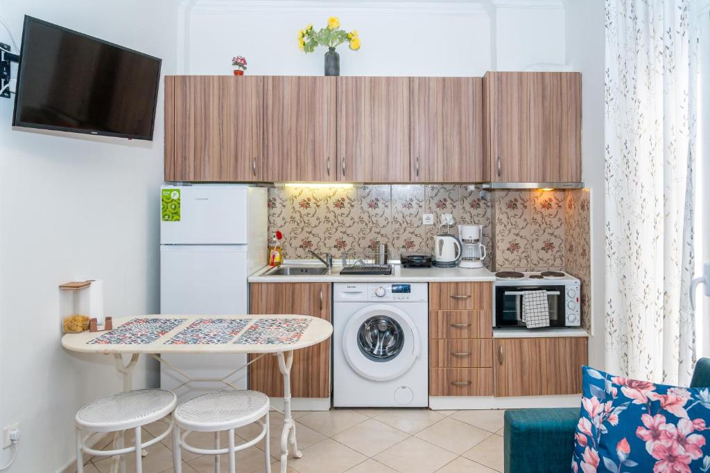 a small kitchen with a table and a microwave at Modern Apt Upon Tsimiski in Thessaloniki