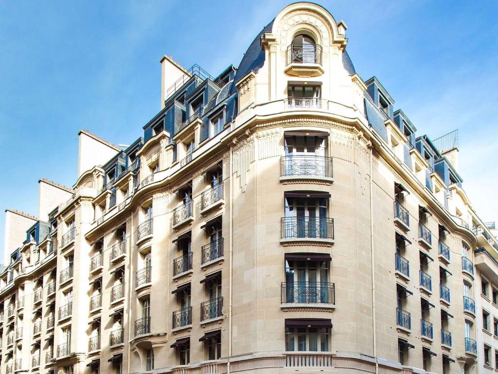 パリにあるソフィテル パリ アルク ドゥ トリオンフの窓側の高層ビル