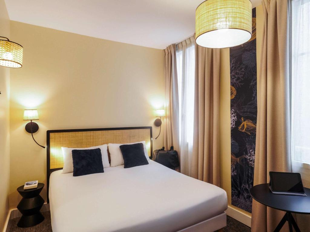 - une chambre avec un lit blanc et 2 oreillers dans l'établissement Ibis Styles Nantes Centre Place Graslin, à Nantes
