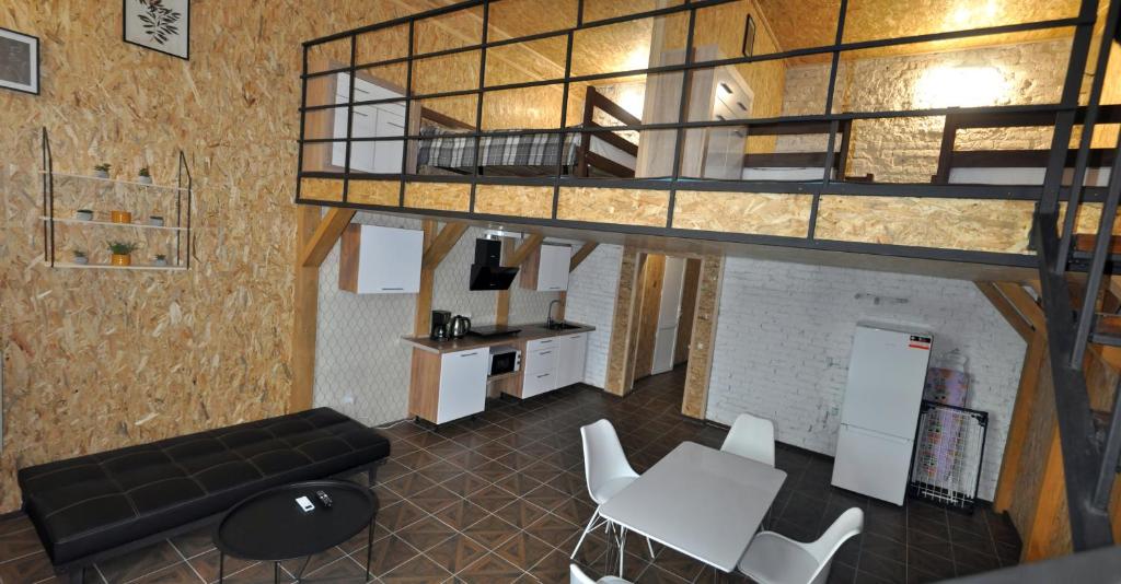 una vista aérea de una sala de estar con un loft en Дворівневі Апартаменти-Лофт у Старому місті, en Kamianets-Podilskyi