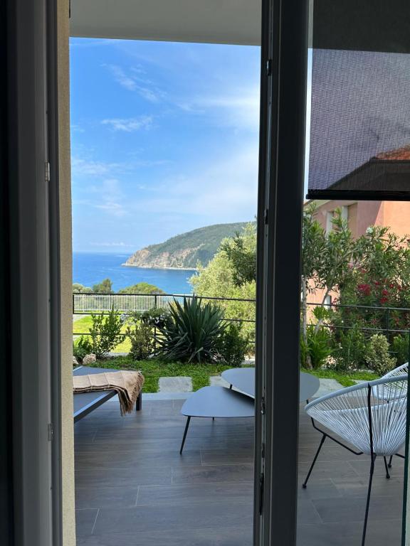 a view of the ocean from a patio door at B&B Perla sul mare in Moneglia