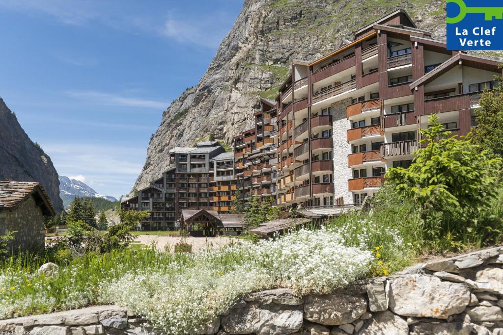 un hotel al lado de una montaña en Résidence Pierre & Vacances La Daille, en Val dʼIsère