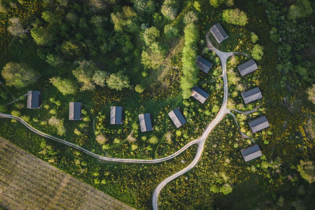 una vista aérea de una carretera con coches y árboles en Oasyhotel, en Limestre