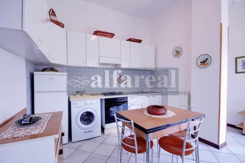A kitchen or kitchenette at Luisa Levante, 100 mt dal mare, clima, spazio esterno, wifi! by Alfareal