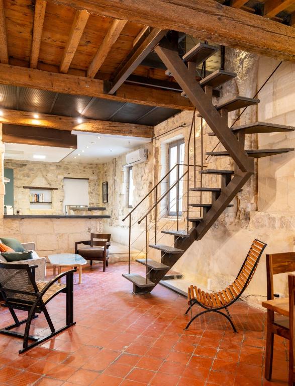 - un escalier dans une pièce avec des chaises et des tables dans l'établissement Maison de charme en centre-ville 4 à 6 personnes, à Arles