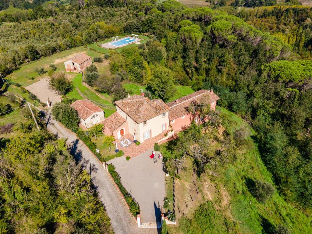 uma vista aérea de uma casa numa colina em Gorgeous Villa Peccioli, with private pool, AC, Wifi em Legoli