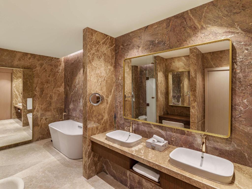 Koupelna v ubytování Rixos Premium Qetaifan Island North