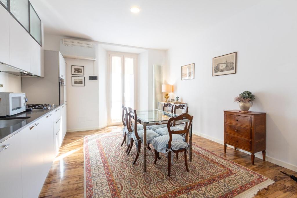 a kitchen and dining room with a table and chairs at Realkasa Urbana Luxury Apt in Bologna