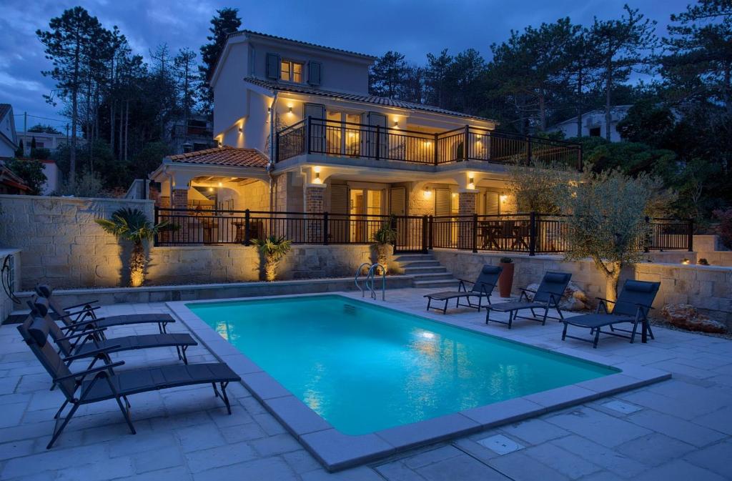 シロにあるVilla Sea Queenの家の前にプールがある家