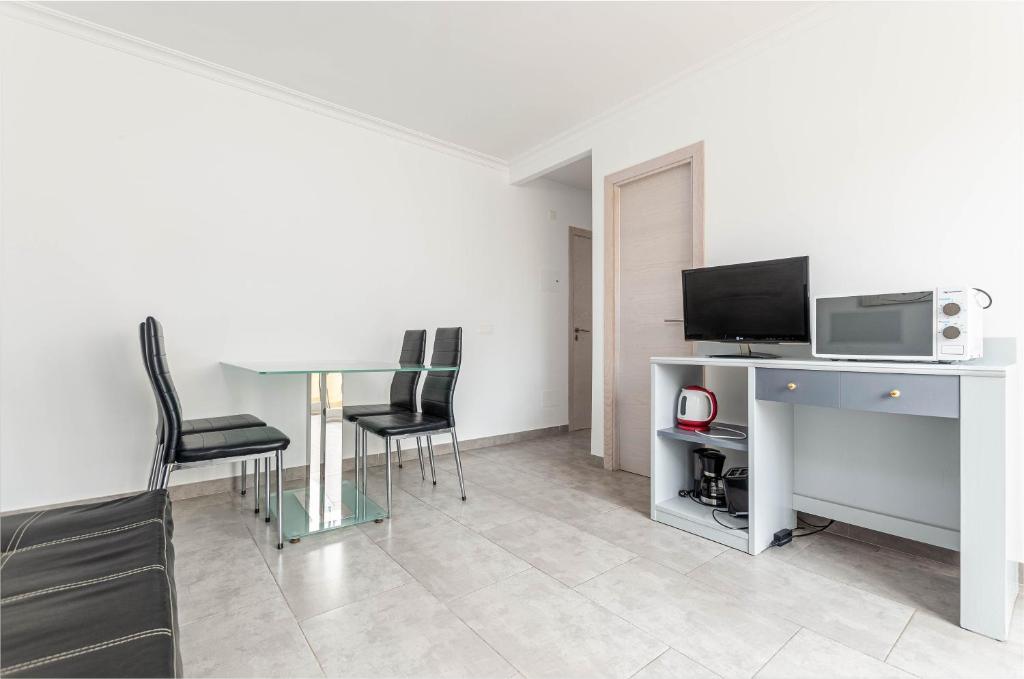 Televízia a/alebo spoločenská miestnosť v ubytovaní Acapulco Apartments